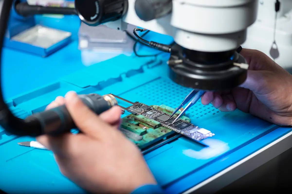 Microsoldadura de componentes electrónicos bajo microscopio estereoscópico